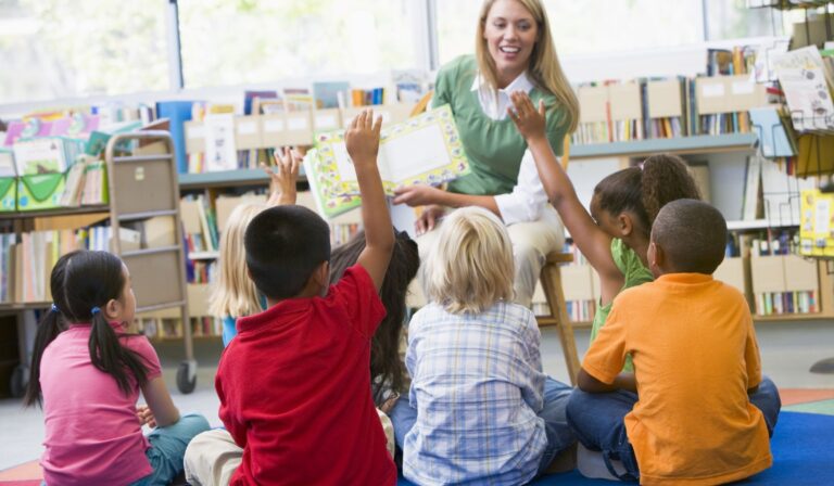 teacher with students reading (6)